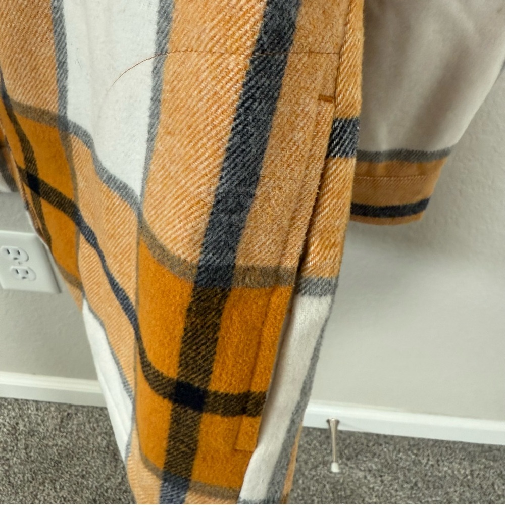 HFX women’s Medium shacket. Blue white brown tan plaid. Snap closures. Very warm - Picture 6 of 8